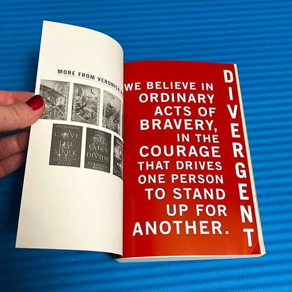 Divergent Series 10th Anniversary Collector’s Edition Books - Picture 3 of 7